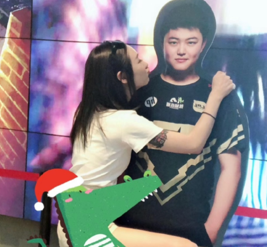 和奥眯眯合照那女的是谁