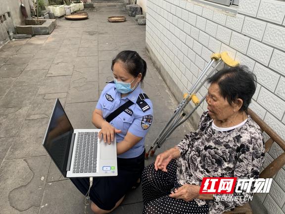 警察一般怎么提取现场指纹的