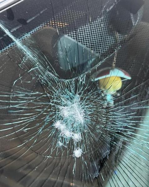 车玻璃被高空掉的东西砸了怎么办