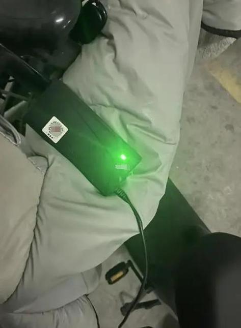 电瓶车充一会就绿灯但没充满电