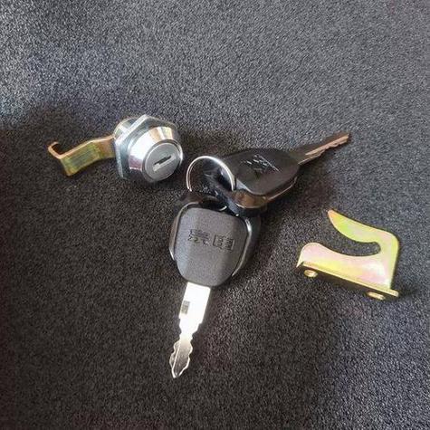 雅迪电动车钥匙锁在坐垫里了