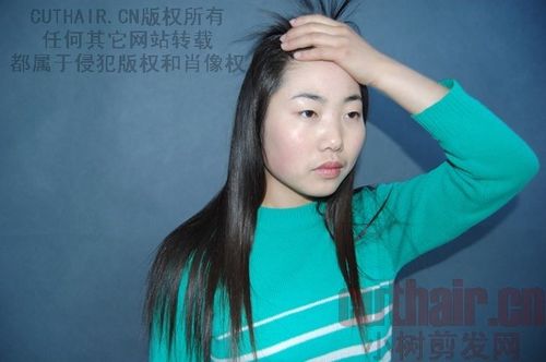 女子剃光头发和眉毛