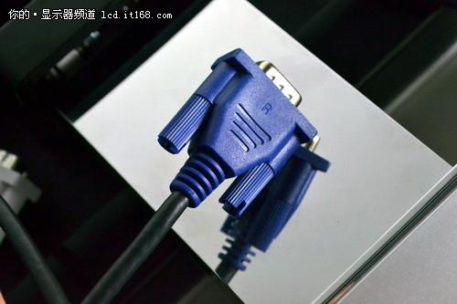 电脑显示器蓝色接口叫什么