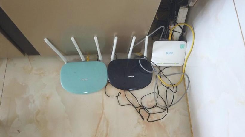 猫接两个无线路由器图