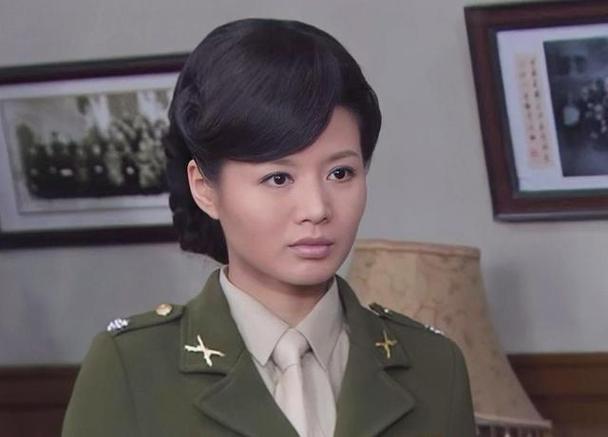 电影《星级狂魔军营女长官》