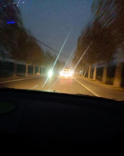 拍照灯光都是一条直线
