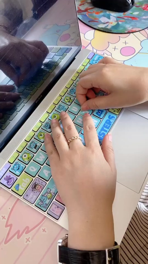 贴在笔记本电脑上的贴纸怎么撕下来