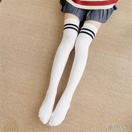 白色长筒袜搭配小白鞋