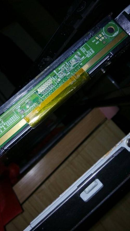 电视液晶屏下面有胶怎么拆