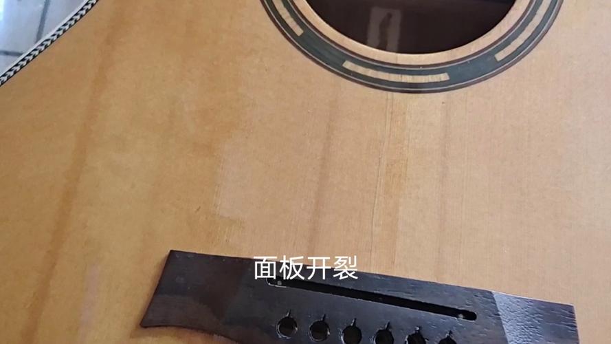 吉他面板裂了怎么修复