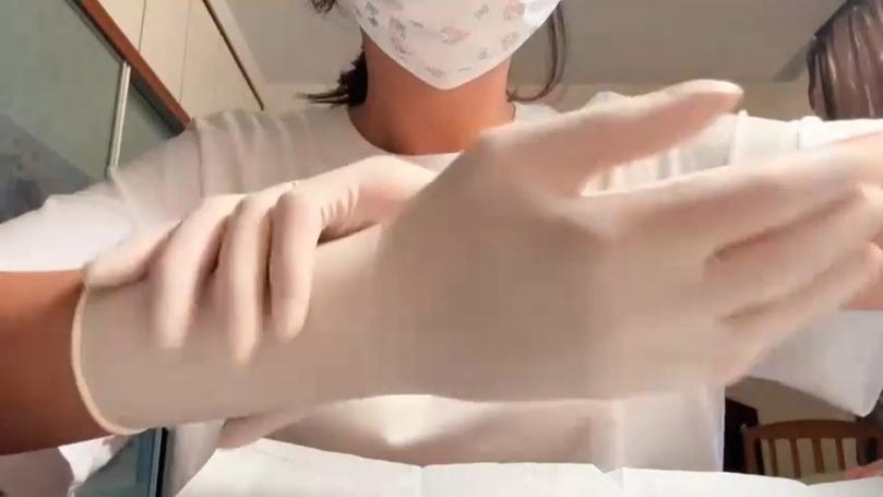 小姐姐戴超长手套助眠