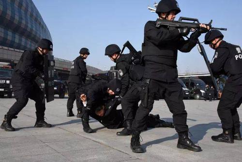 特警出警