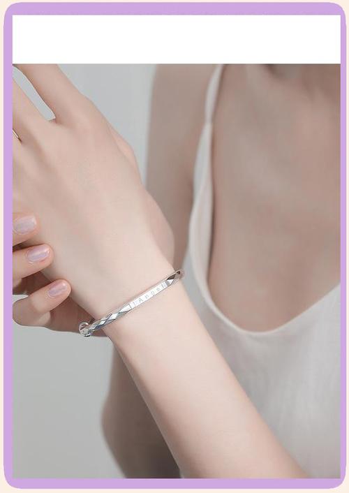 女生手上戴着手环是什么意思
