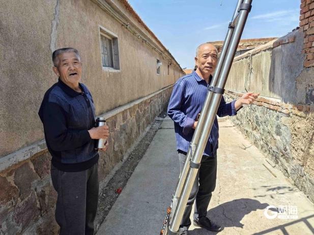 老人不顾心脏病从火海救邻居