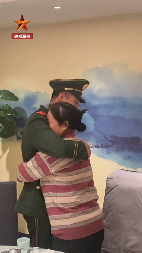 当兵的亲人突然回家视频