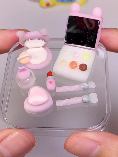 用粘土做迷你化妆品