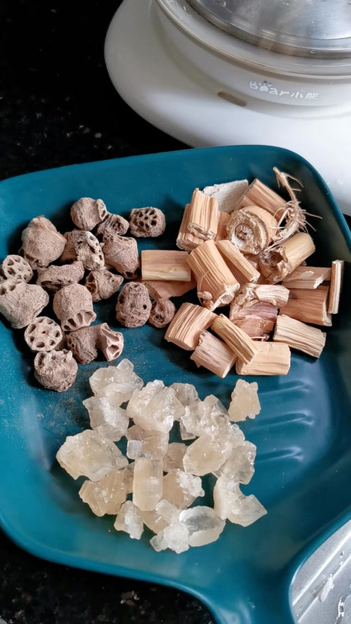 小孩流鼻血吃什么好 小孩流鼻血吃什么好