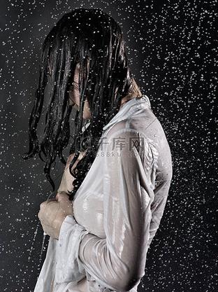 下雨被淋湿一身的说说