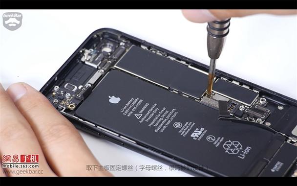 苹果7下面两排孔是什么