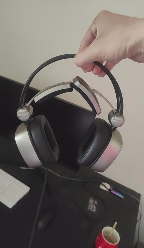 游戏耳机声音很闷能调吗
