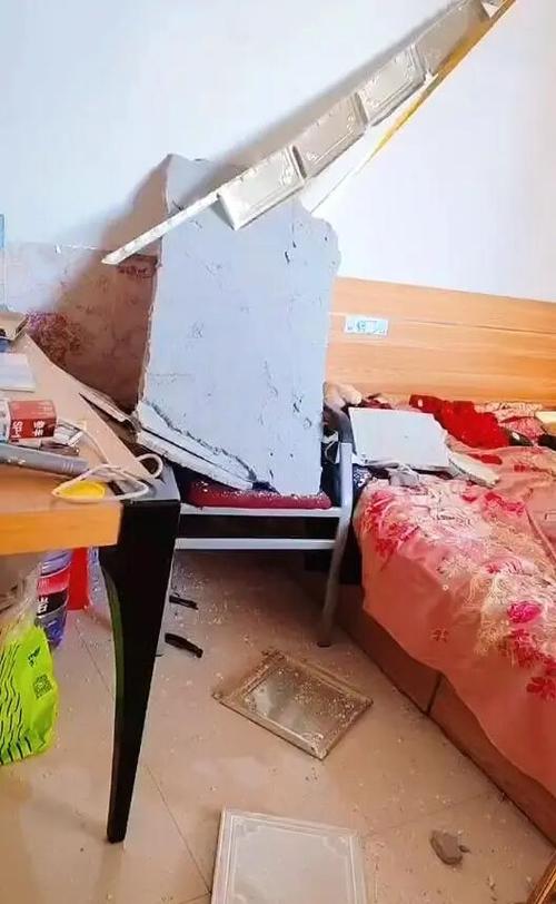 卧室掉水泥女子睡梦中被砸伤
