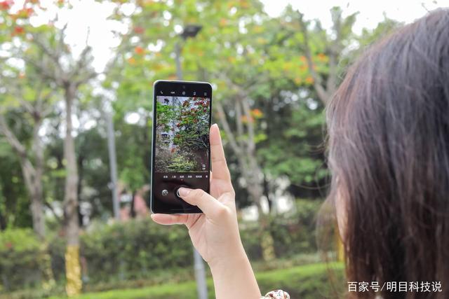 苹果手机拍照人物清晰周围模糊