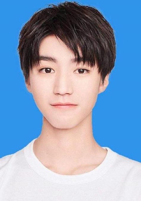 蓝底穿什么颜色的衣服