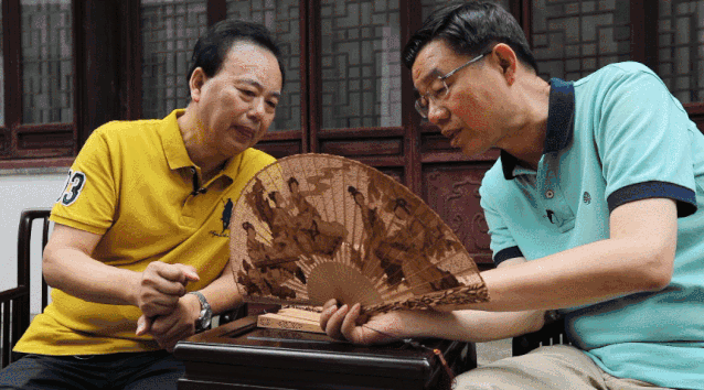 怎样把扇子撑开固定住