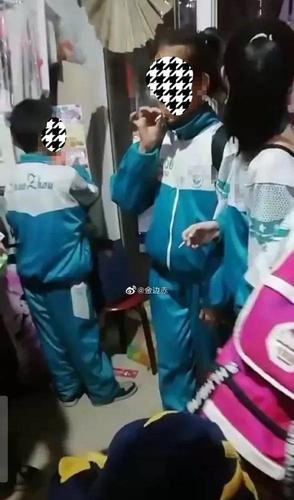 小学女生吸烟
