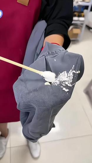 粘胶粘在衣服上用什么除掉