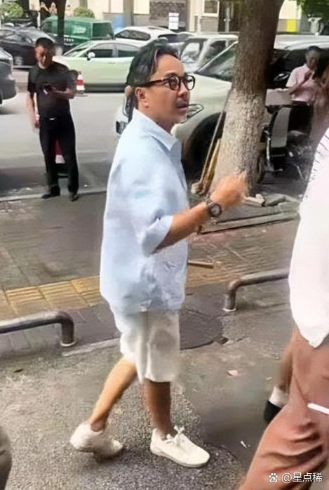 大叔街头尾随涂鸦视频