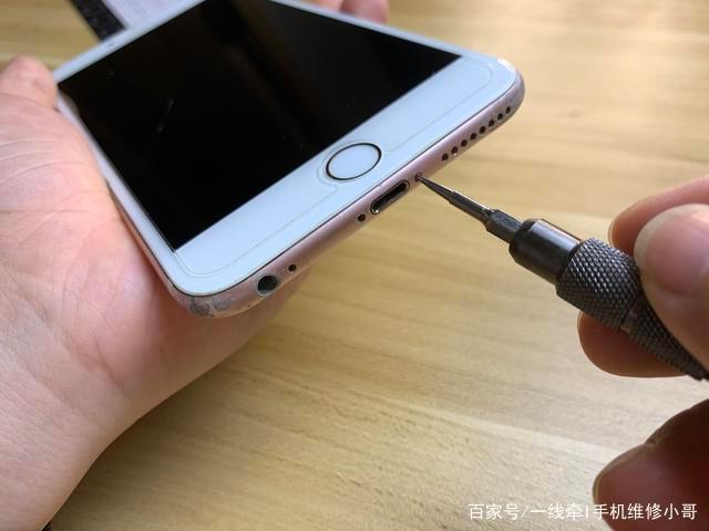 没有螺丝刀怎么拆手机底部螺丝