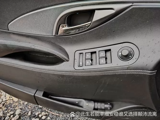 探界者后备箱开关在哪
